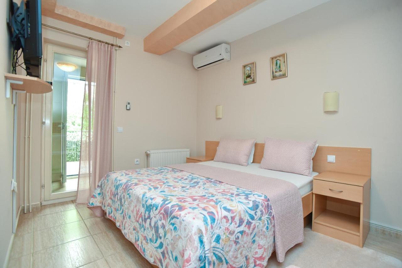 Apartments And Rooms Drago Sveti Stefan Bagian luar foto