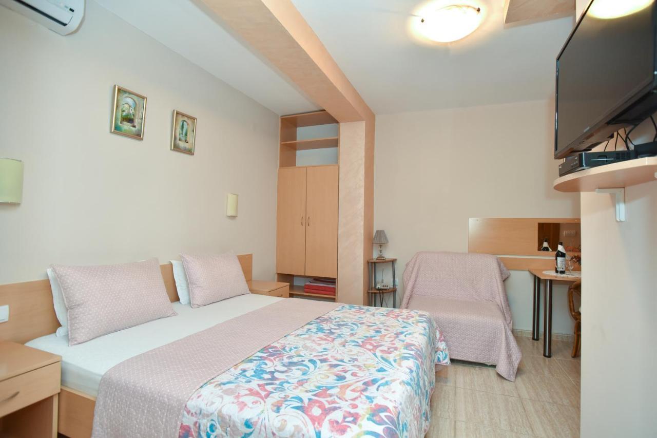 Apartments And Rooms Drago Sveti Stefan Bagian luar foto
