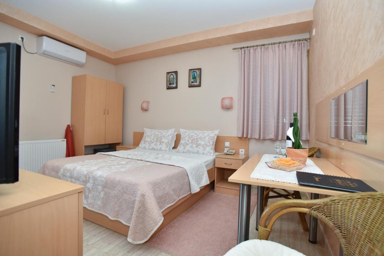 Apartments And Rooms Drago Sveti Stefan Bagian luar foto