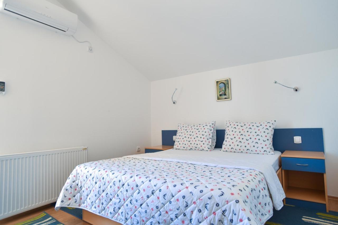 Apartments And Rooms Drago Sveti Stefan Bagian luar foto