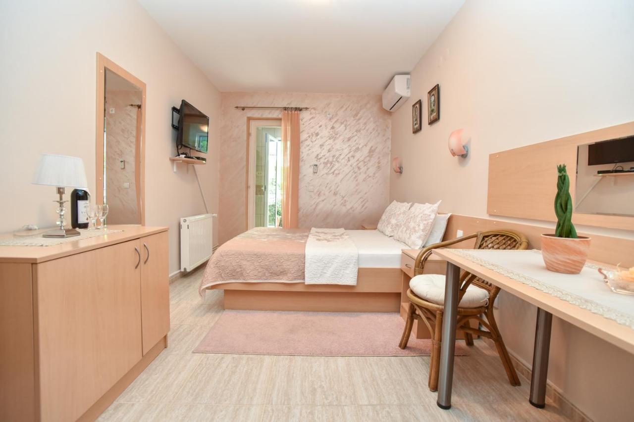 Apartments And Rooms Drago Sveti Stefan Bagian luar foto