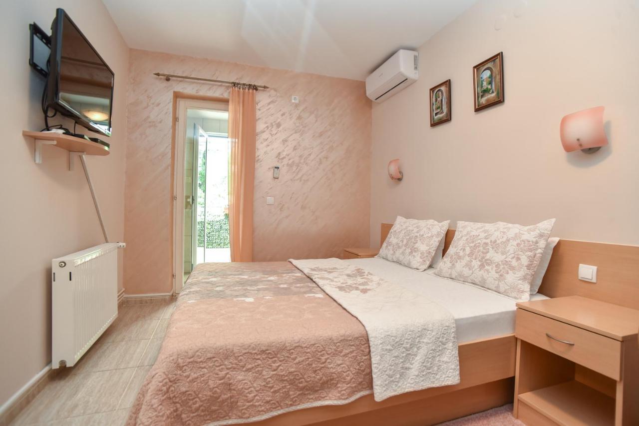 Apartments And Rooms Drago Sveti Stefan Bagian luar foto